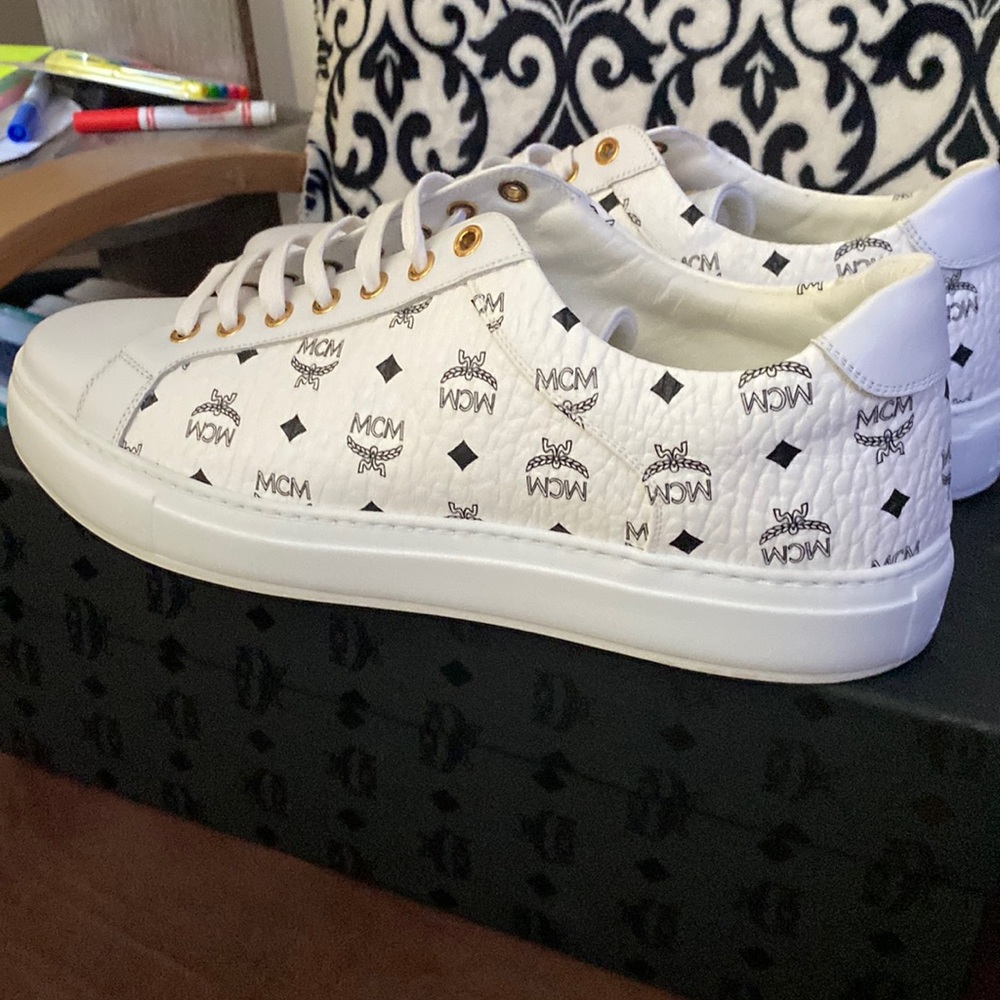 I’m selling these visetos white mcm shoes